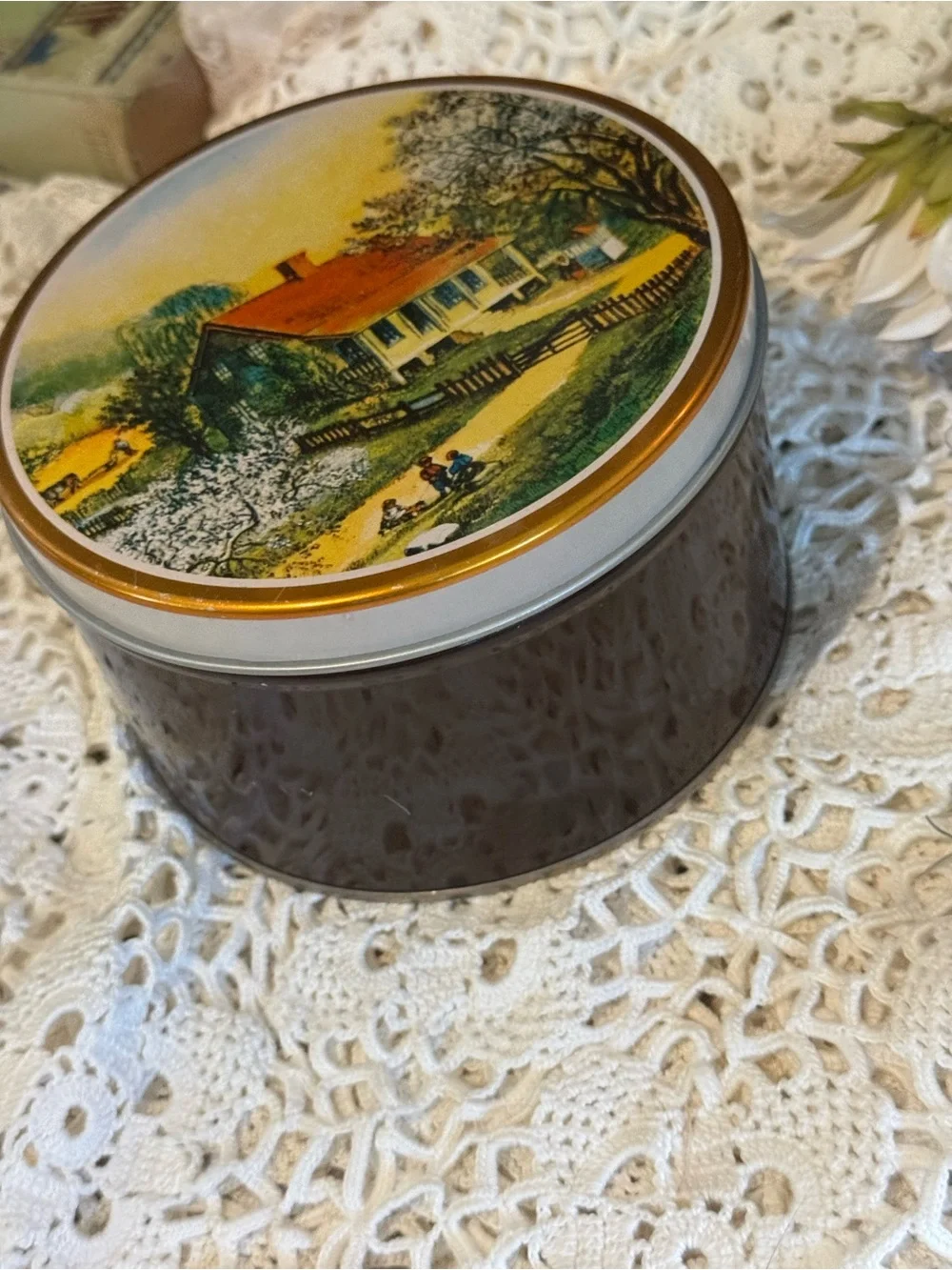 Vintage Round Farmhouse Scene Metal Tin – Country Cottage Decor